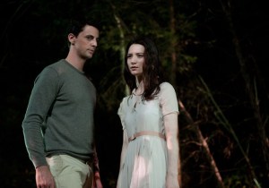 Matthew-Goode-and-Mia-Wasikowska-in-Stoker-2013-Movie-Image2
